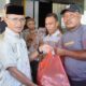 Pejabat (Pj) Wali Kota Gorontalo, Ismail Madjid saat membagikan bantuan bahan pangan kepada P3KE. (Foto: Humas Pemkot Gorontalo)