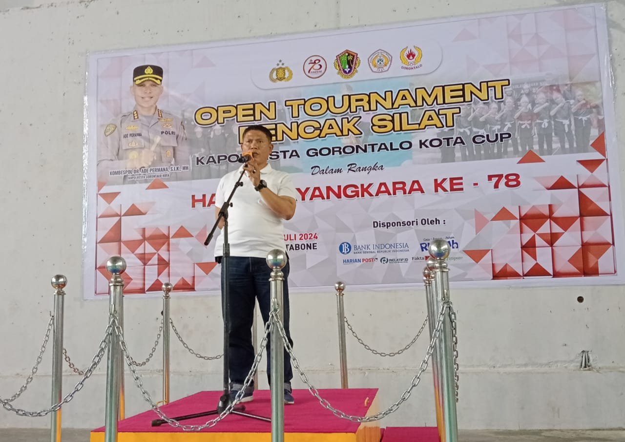 Kabag Ops Kompol Suharjo, SE., saat memberikan sambutan pada pembukaan open tournament pencak silat Kapolresta Gorontalo Kota Cup, di GOR Nani Wartabone, Sabtu 29 Juni 2024. (Foto: Himpun.id/Usman Anapia)/Hibata.id