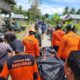 Basarnas Gorontalo saat melakukan evakuasi kepada korban. (Foto: Humas Basarnas Gorontalo).