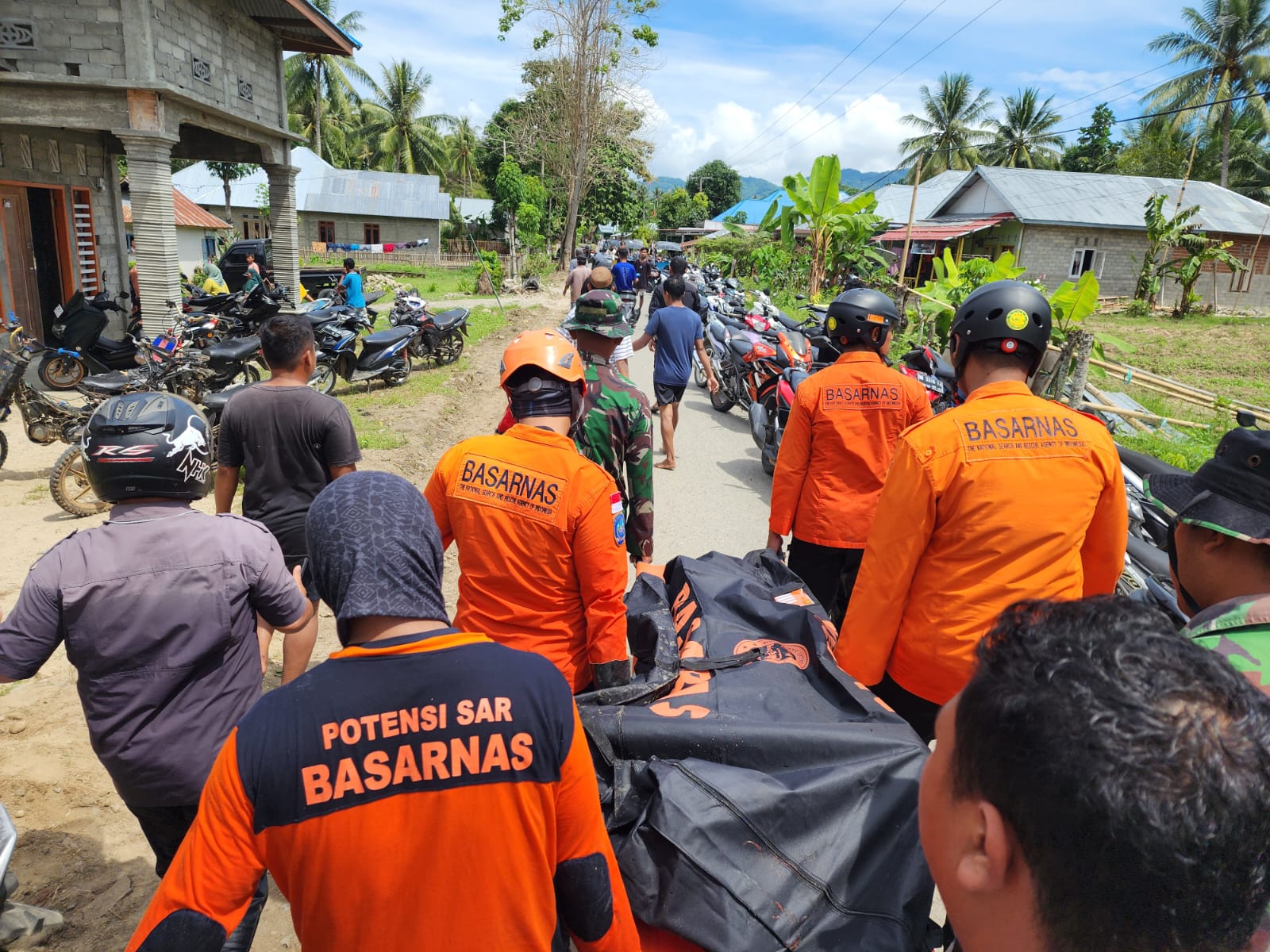 Basarnas Gorontalo saat melakukan evakuasi kepada korban. (Foto: Humas Basarnas Gorontalo).