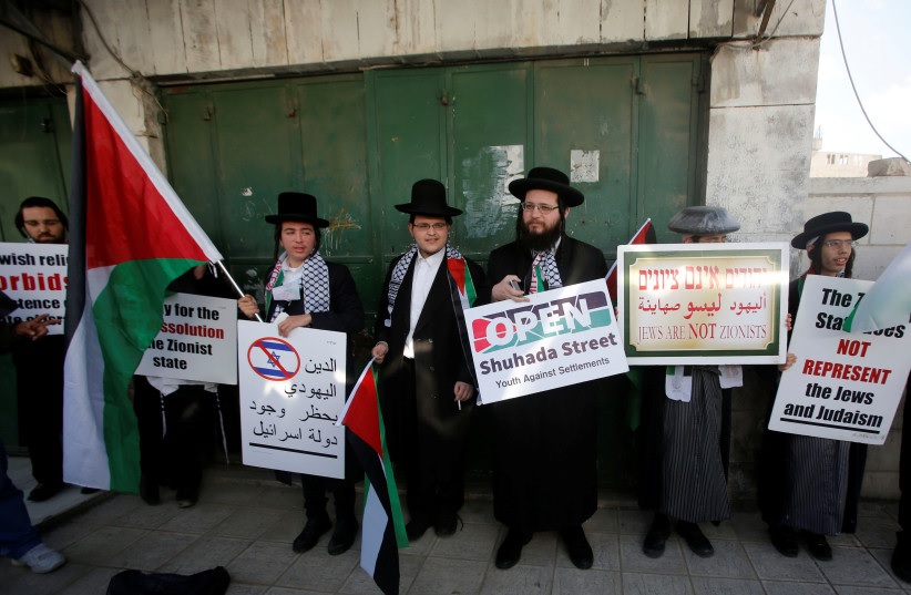 Anggota Neturei Karta, gerakan ultra-Ortodoks yang anti-Zionis, menghadiri protes solidaritas dengan warga Palestina di Hebron. Foto/mussa qawasma/REUTERS/Hibata.id