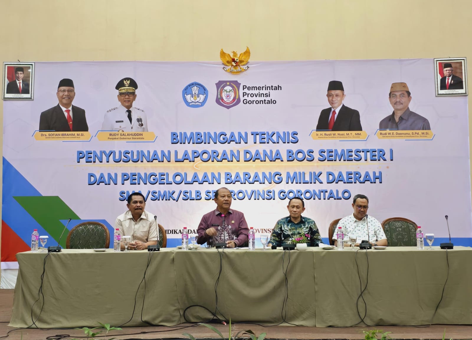 Sekretaris Daerah Provinsi, Sofian Ibrahim (kemeja ungu) saat menutup Bimtek (Bimbingan Teknis) Penyusunan Laporan Dana Bantuan Operasional Sekolah (BOS) Semester I dan Pengelolaan Barang Milik Daerah tingkat SMA, SMK, SLB se-Provinsi Gorontalo, bertempat di Hotel Sintesa Peninsula Manado, Sulawesi Utara, Jumat (28/06/2024). (Foto: Adit-ADC)/Hibata.id