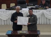 Dokumen KUA-PPAS yang diserahkan Pj Gubernur Rudy Salahuddin kepada Ketua DPRD Paris RA Jusuf, pada rapat paripurna DPRD yang ke-147, Senin (15/7/2024). Foto – Valen/Hibata.id
