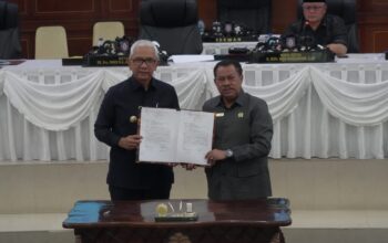 Dokumen KUA-PPAS yang diserahkan Pj Gubernur Rudy Salahuddin kepada Ketua DPRD Paris RA Jusuf, pada rapat paripurna DPRD yang ke-147, Senin (15/7/2024). Foto – Valen/Hibata.id