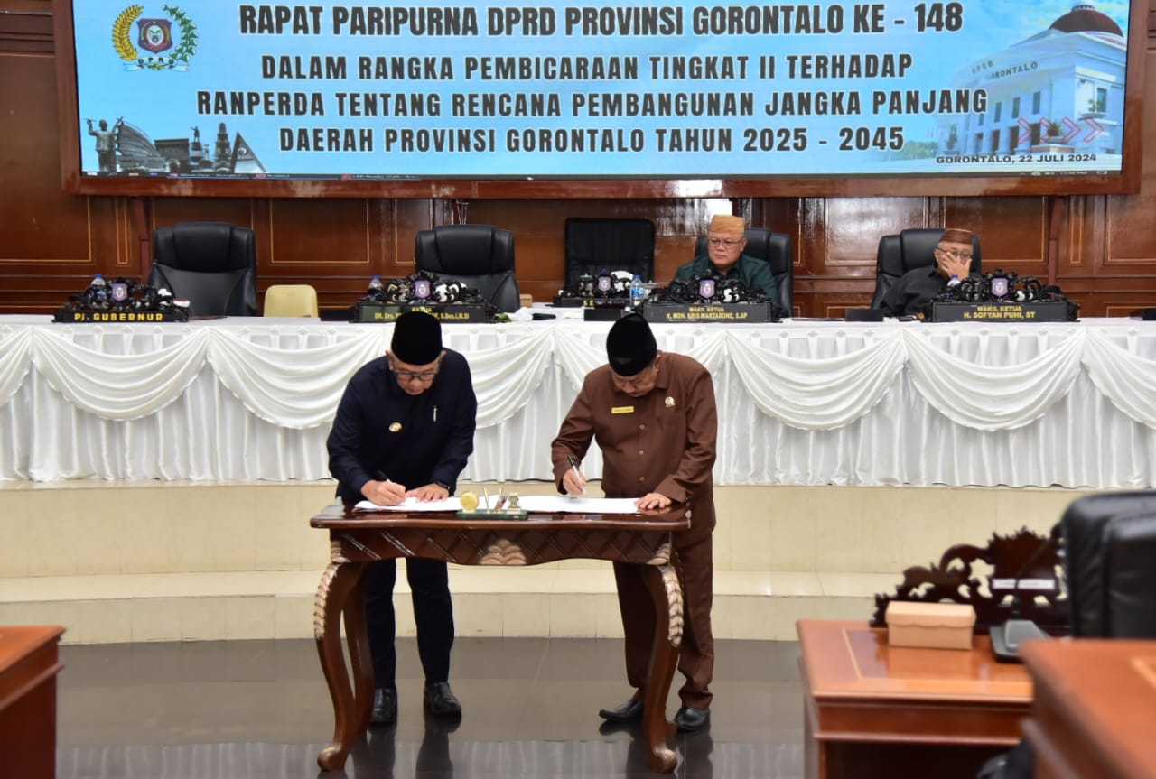 enandatanganan persetujuan Rancangan Peraturan Daerah (Ranperda) tentang Rencana Pembangunan Jangka Panjang Daerah (RPJPD) Provinsi Gorontalo tahun 2025 – 2045 oleu Pj Gubernur Rudy Salahudin dengan Ketua DPRD Paris RA Jusuf melalui Rapat Paripurna ke-148 tentang pembicaraan tingkat II yang berlangsung diruang rapat DPRD, Senin, (22/7/2024). Foto – Nova Diskominfotik /Hibata.id