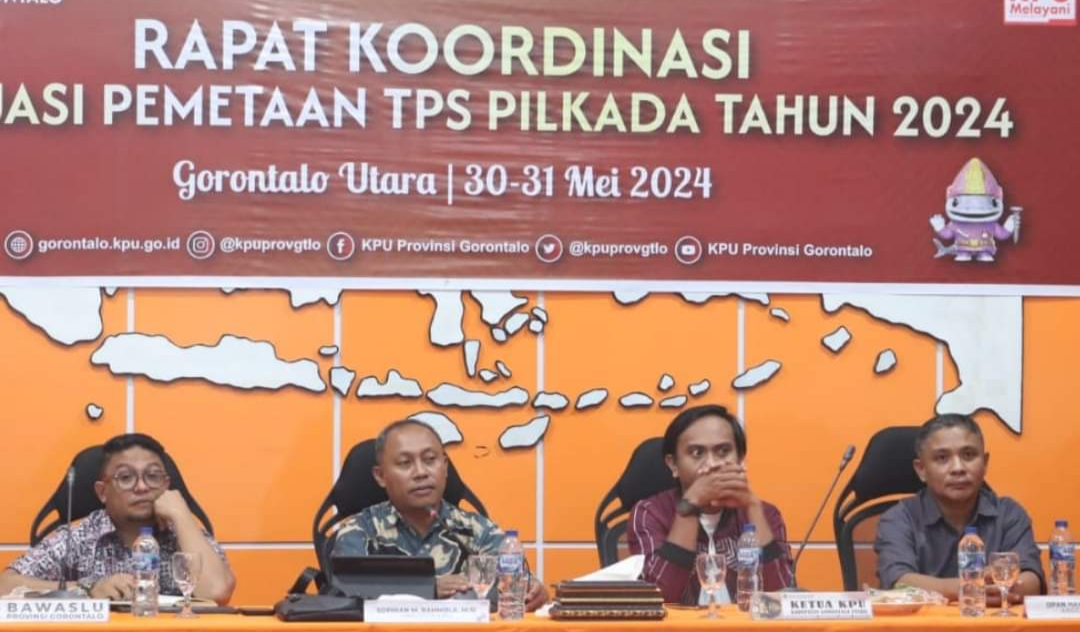 Komisioner KPU Provinsi Gorontalo dan Gorontalo Utara bersama pihak Bawaslu Provinsi Gorontalo saat menghadiri rapat koordinasi evaluasi pemetaan TPS Pilkada 2024 yang dilaksanakan di KPU Gorontalo Utara/Hibata.id