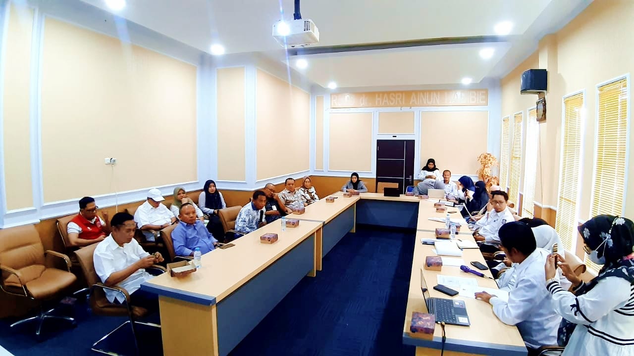 Komisi I DPRD Provinsi Gorontalo melakukan kunjungan kerja ke RSUD Hasri Ainun Habibie, Kecamatan Limboto, Kabupaten Gorontalo, untuk meninjau aset lahan rumah sakit, Rabu (10/07/2024).