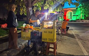 Cerita Penjual Bakso Tusuk di Point Bonebol, Pernah Jatuh Bangkit Lagi
