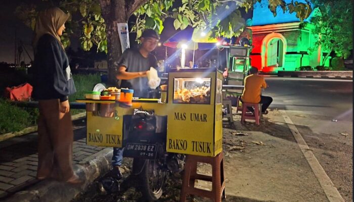 Cerita Penjual Bakso Tusuk di Point Bonebol, Pernah Jatuh Bangkit Lagi