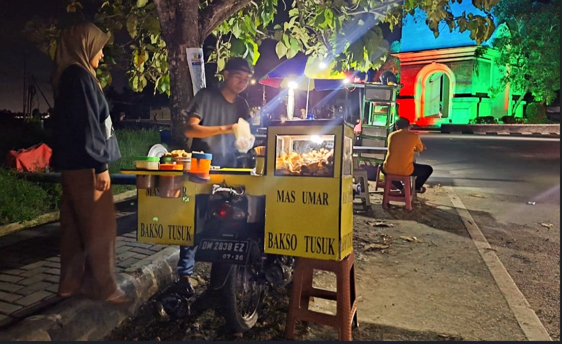 Mas Umar, sang pemilik usaha bakso tusuk yang sering mangkal di kawasan Center Point Bonebol/Hibata.id