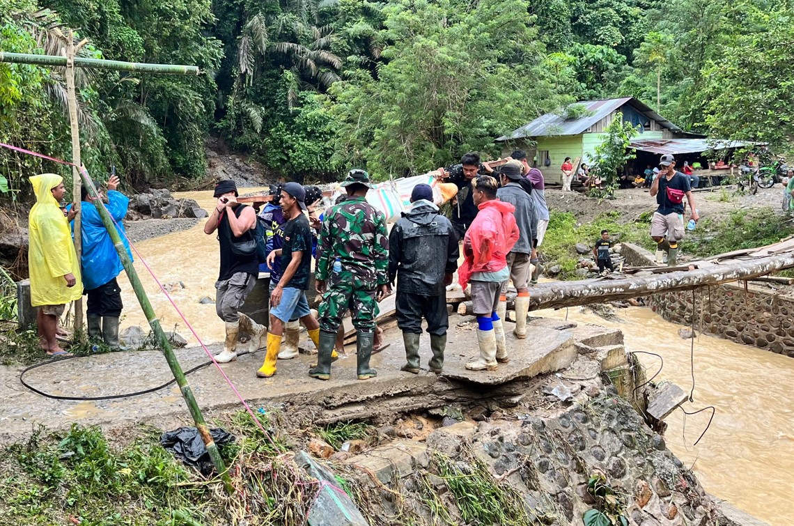 Korban longsor tambang Suwawa ketika dievakuasi/Hibata.id