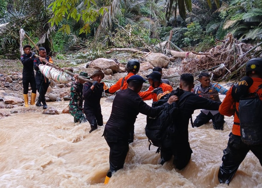 Basarnas Gorontalo yang dibantu pihak Kepolisian saat melakukan evakuasi korban tambang suwawa/Hibata.id