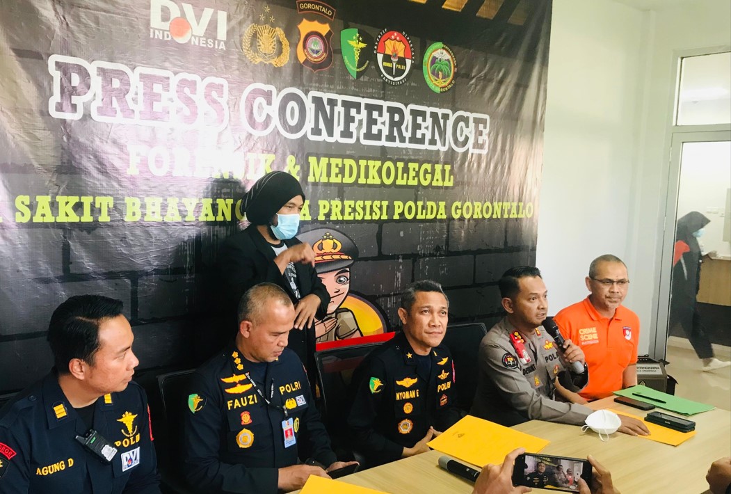 Rumah sakit Bhayangkara Polda Gorontalo, menggelar Conference Pers terkait perkembangan identifikasi korban longsor tambang Suwawa/Hibata.id