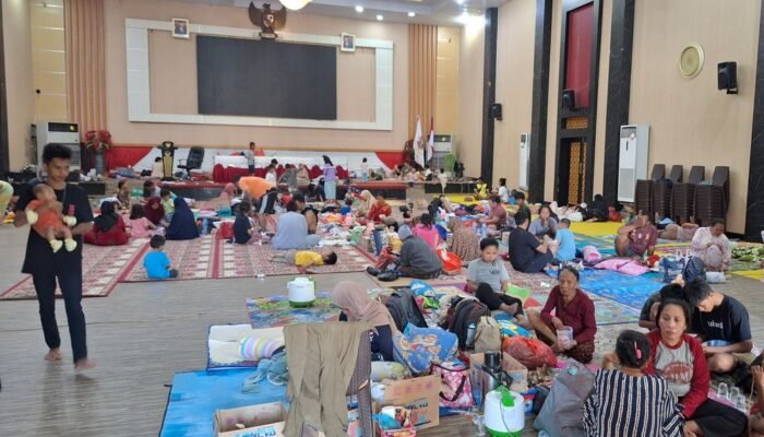 Pengungsi Banjir Kota Gorontalo, Tak Ada Sarapan hingga Kena Asam Lambung