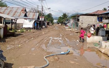 Kondisi Jalan di Kelurahan Tenilo, Kota Gorontalo pasca diterjang banjir dan diminta untuk segera dibersihkan/Hibata.id