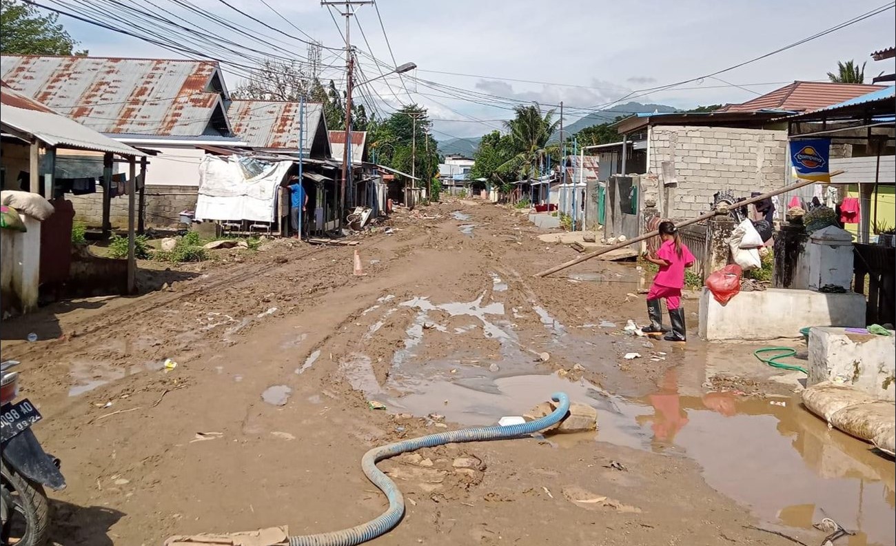 Kondisi Jalan di Kelurahan Tenilo, Kota Gorontalo pasca diterjang banjir dan diminta untuk segera dibersihkan/Hibata.id