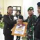 Kapolda Gorontalo Irjen Pol. Drs. Pudji Prasetijanto Hadi saat menyerahkan penghargaan kepada onif 713 Satya Tama Juara 1 Defille HUT Bhayangkara Ke - 78/Hibata.id