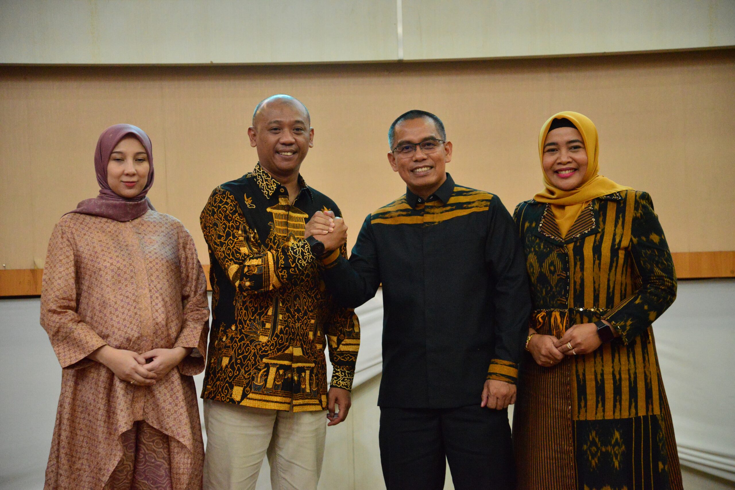 Malam Pisah Sambut Dandim 1304/Gorontalo dari Pejabat Lama Kolonel Inf Mustamin S.E., M.Han., kepada Pejabat Baru Letnan Kolonel (Letkol) Arm Asep Ridwan, S.H., M.Han. digelar di Aula Banthayo Yiladia Rudis Walikota Gorontalo/Hibata.id