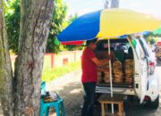 Cerita Pedagang Kain Banting Setir Jualan Kerupuk di Gorontalo
