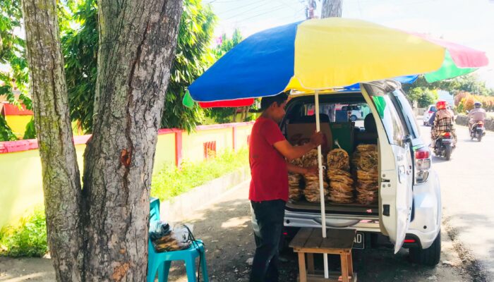 Cerita Pedagang Kain Banting Setir Jualan Kerupuk di Gorontalo