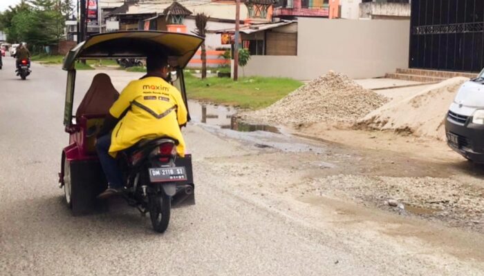 Kubangan di Jalan Brigjen Piola Isa Kota Gorontalo Rawan Kecelakaan