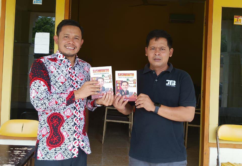 Wakil Ketua DPRD Blora, Siswanto bersama Ahmad Adirin penulis buku 'Siswanto, Meniti Jalan Demokrasi'/Hibata.id