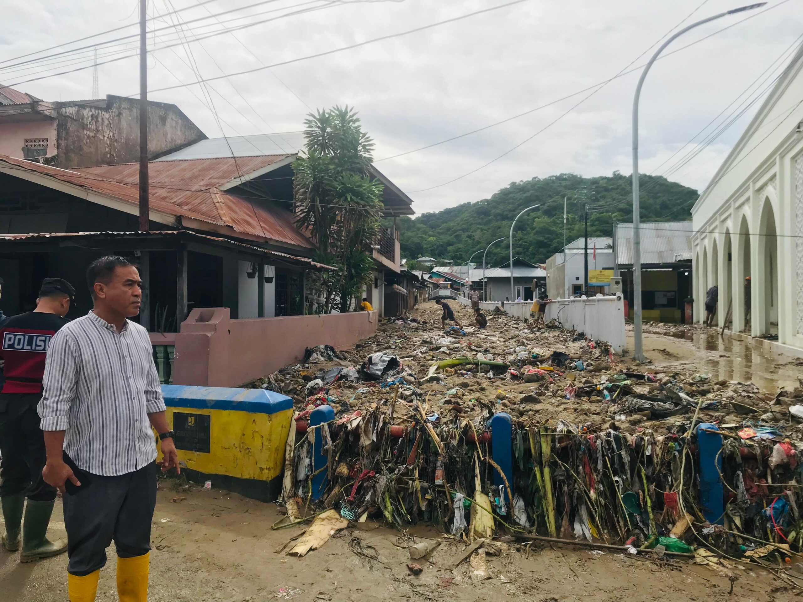 Kondisi aliran sungai di Kelurahan Talumolo penuh akibat sedimentasi sampah yang bercampur lumpur/Hibata.id