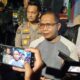 Kapolda Gorontalo Irjen Pol. Pudji Prasetijanto Hadi, didampingi Kabid Humas Kombes Pol. Desmont Harjendro dan beberapa pejabat utama serta Kapolres Bone Bolango Akbp Muhammad Alli saat berada di lokasi posko pencarian korban tanah longsordi Kecamatan Suwawa Timur, Bone Bolango, Gorontalo. Minggu ( 07/07/2024)/Hibata.id