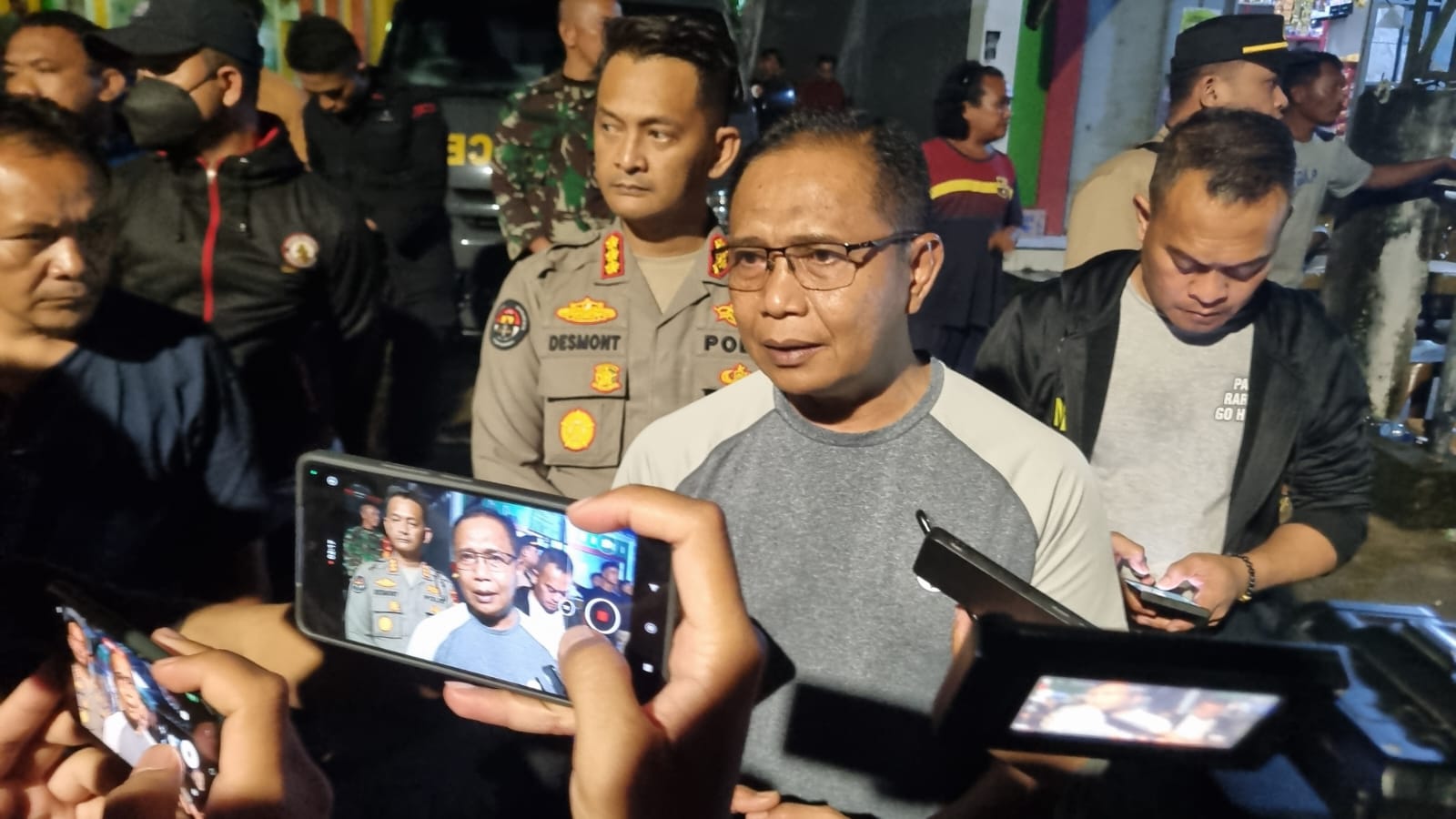 Kapolda Gorontalo Irjen Pol. Pudji Prasetijanto Hadi, didampingi Kabid Humas Kombes Pol. Desmont Harjendro dan beberapa pejabat utama serta Kapolres Bone Bolango Akbp Muhammad Alli saat berada di lokasi posko pencarian korban tanah longsordi Kecamatan Suwawa Timur, Bone Bolango, Gorontalo. Minggu ( 07/07/2024)/Hibata.id