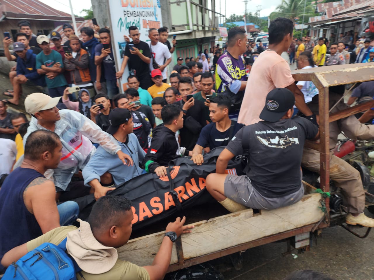 Basarnas Gorontalo yang dibantu warga sekitar saat melakukan evakuasi korban longsor tambang Suwawa, Bone Bolango/Hibata.id