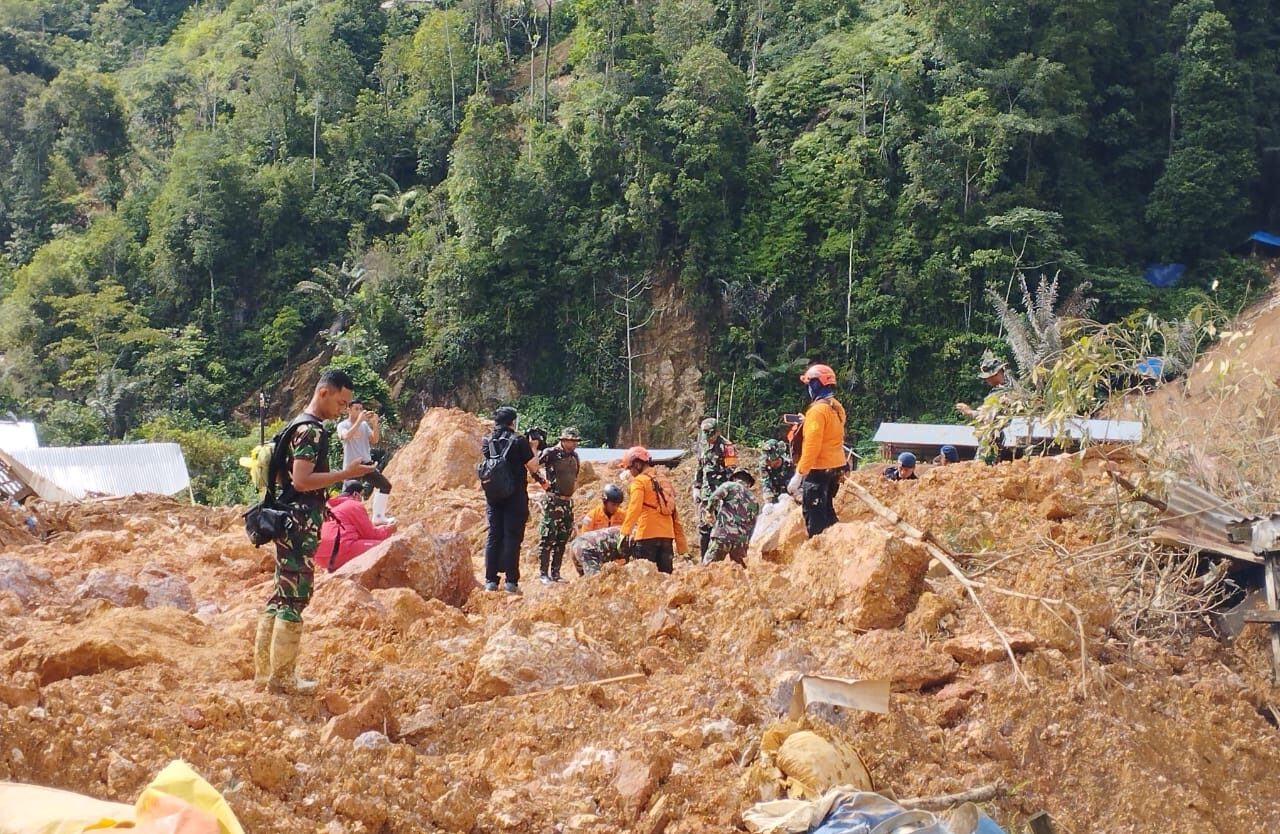 Pencarian hari ke-6 ini, tim pencari kembali berhasil menemukan satu korban tanah longsor yang berlokasi di Desa Tulabolo Timur, Kecamatan Suwawa, Kabupaten Bonebol, Jumat (12/07/24)/Hibata.id