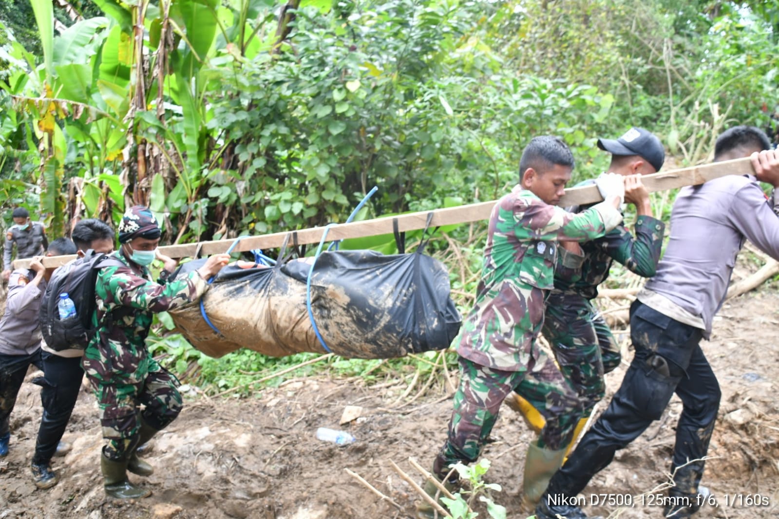 Tim SAR gabungan yang terdiri dari Basarnas BNPB dan TNI Polri masih terus melanjutkan operasi pencarian korban/Hibata.id