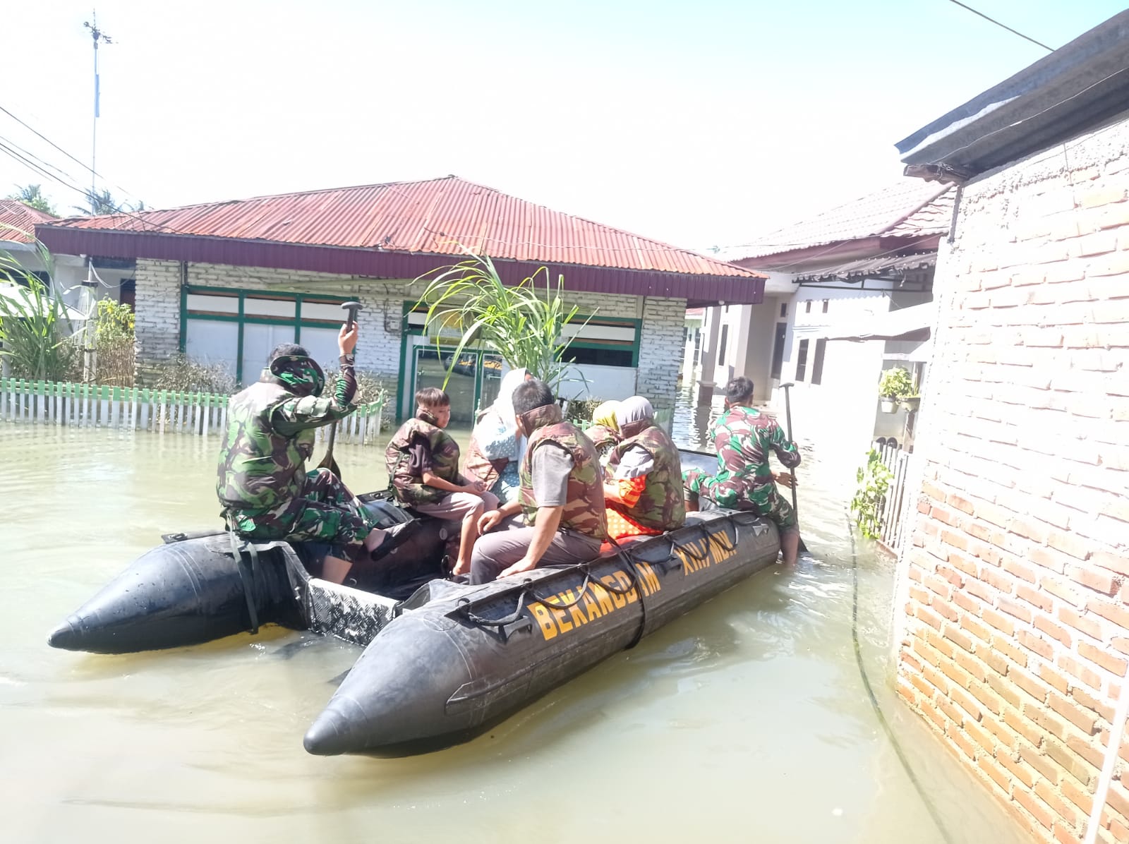 Korem 133/NW Dan Bekangdam XIII/Mdk Kerahkan 2 Unit Perahu LCR Guna Optimalkan Penanganan Dampak Banjir Di Wilayah Gorontalo/Hibata.id