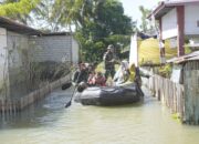abinsa Koramil 03 Kota Barat, Kodim 1304 Gorontalo Serda Abdul Asri turun langsung membantu evakuasi warga masyarakat yang terdampak bencana alam banjir/Hibata.id