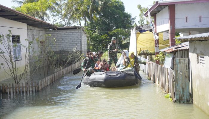 Gunakan Perahu Karet, Babinsa Bantu Evakuasi Warga Terdampak Banjir