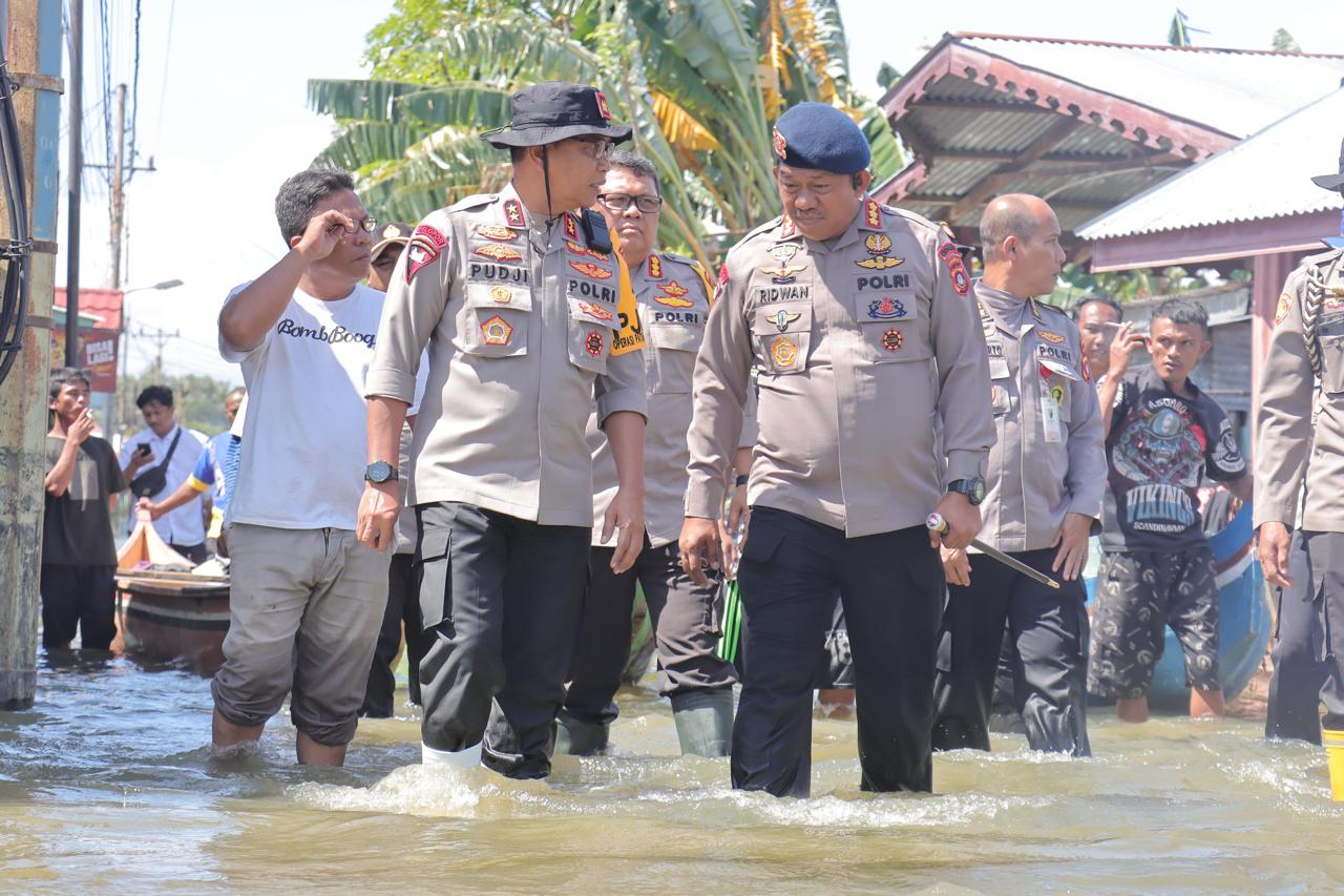 Kepala Kepolisian Daerah Gorontalo Irjen Pol Pudji Prasetijanto Hadi melakukan peninjauan lokasi banjir yang melanda sejumlah Desa di Kabupaten Gorontalo/Hibata.id