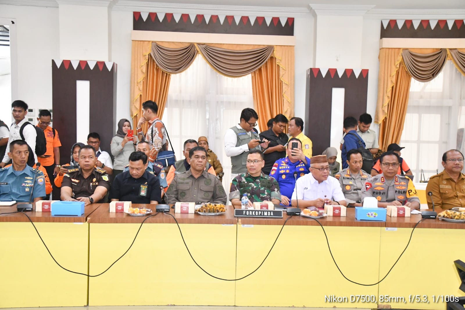 Wakil Ketua II Dewan Perwakilan Rakyat Daerah (DPRD) Provinsi Gorontalo, Sofyan Puhi (kemeja putih)/Hibata.id