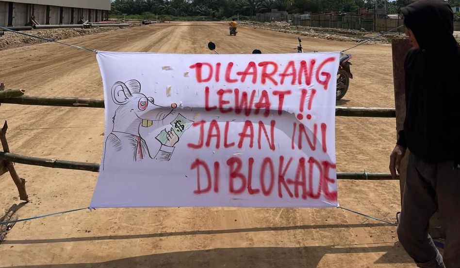 Warga saat melakukan blokade jalan houling PT IHIP. (Foto: Dokumentasi Warga)