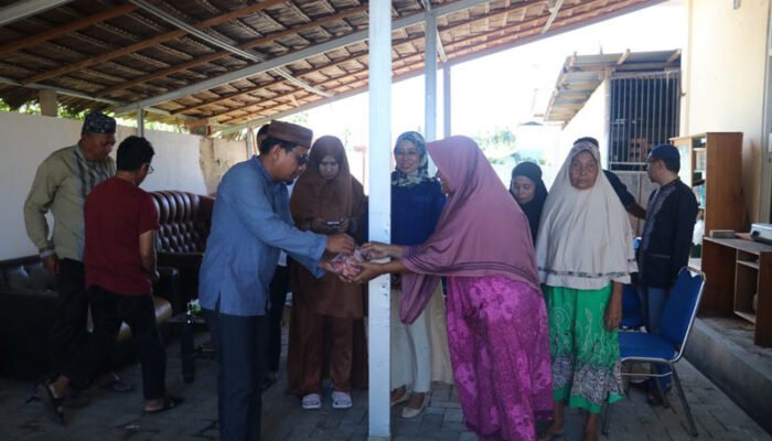 KPU Gorontalo Utara Berbagi Daging Kurban ke Warga