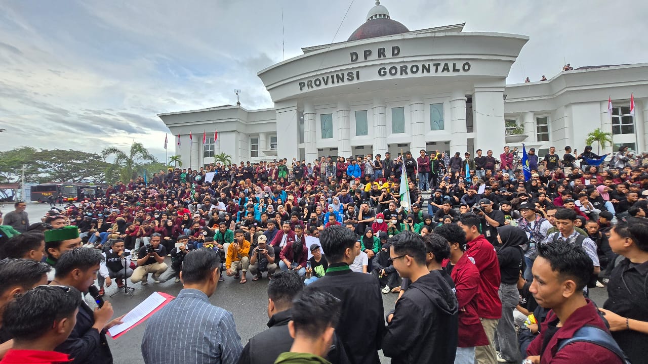 Ratusan massa dari Aliansi Peduli Konstitusi (Petisi) menggelar aksi demonstrasi di depan Kantor DPRD Provinsi Gorontalo/Hibata.id