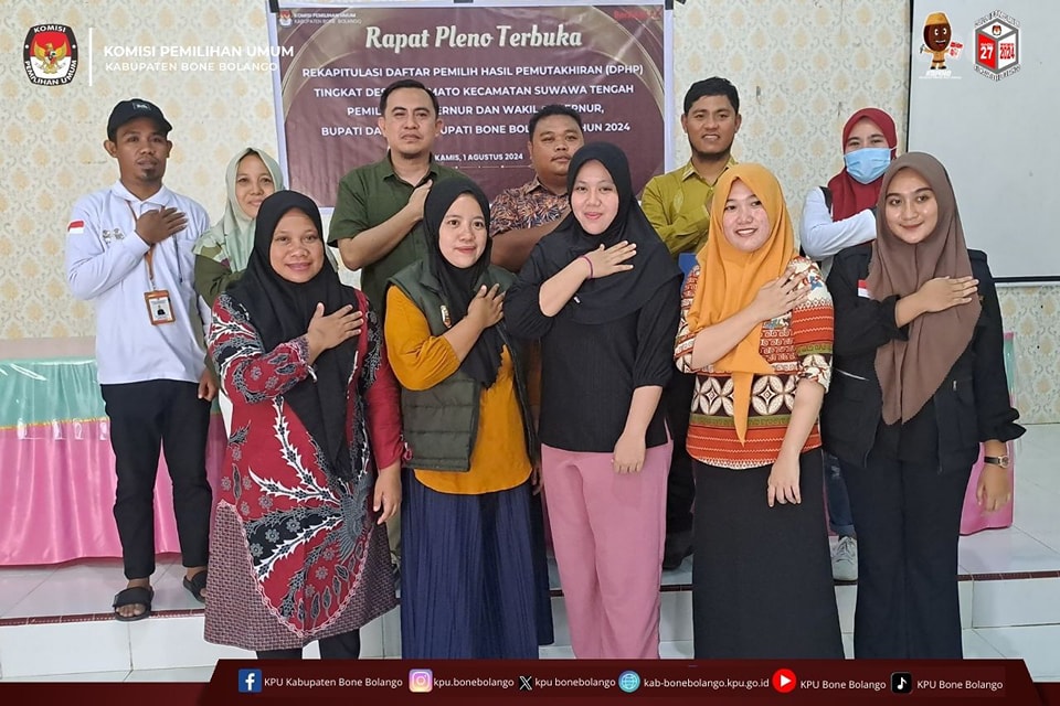 Anggota KPU Bone Bolango Divisi Perencanaan Data dan Informasi Adnan Berahim bersama anggota PPK usai menyelesaikan Rekapitulasi DPHP/Hibata.id