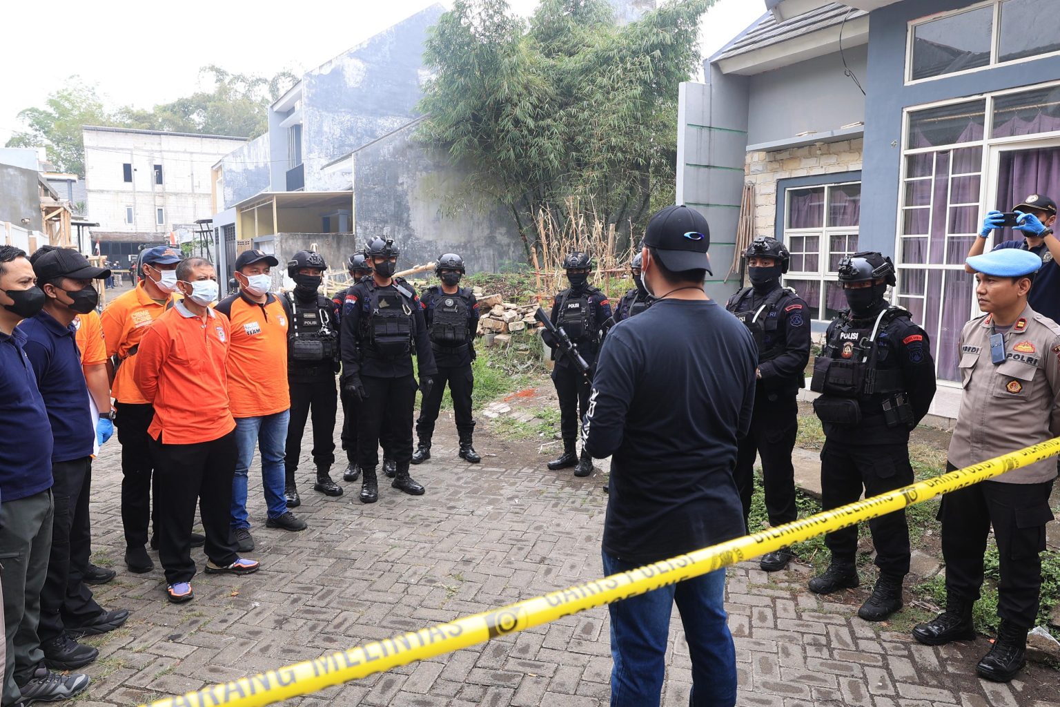 Detasemen Khusus (Densus) 88 Antiteror Polri berhasil menangkap terduga tindak pidana terorisme berinisial HOK (19), di Jalan Langsep, Kelurahan Sisir, Kecamatan Baru Malang, Rabu (31/7/2024), malam/Hibata.id