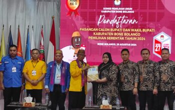 Pasangan calon bupati dan wakil bupati, Ismet Mile dan Risman Tolingguhu, saat mendaftar ke KPU Kabupaten Bone Bolango. (Foto: Hibata.id)