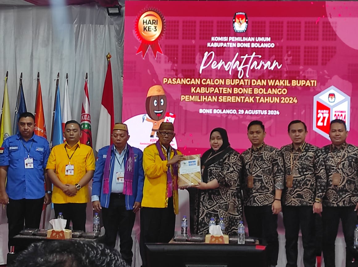 Pasangan calon bupati dan wakil bupati, Ismet Mile dan Risman Tolingguhu, saat mendaftar ke KPU Kabupaten Bone Bolango. (Foto: Hibata.id)