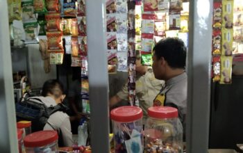 Saat polisi mengamankan sejumlah miras di Salah satu warung di Desa Dumati. (Foto: Humas Polres Gorontalo)