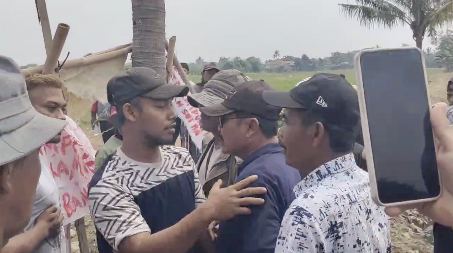 Sejumlah preman saat mendatangi Aksi Blokade Jalan Warga Sindang Panon. (Foto: Warga)