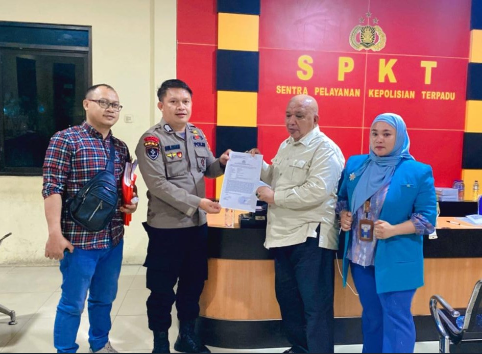Ketua Koperasi Samudera Jaya Sarlis Mantu yang didampingi kuasa hukumnya Frengki Uloli resmi melaporkan Sucipto Kadir alias Ito dan Feri Ujulu alias Feri ke Polda Gorontalo/Hibata.id