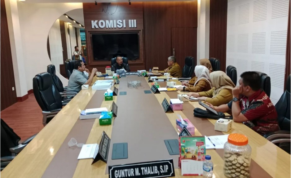 Komisi III DPRD Provinsi Gorontalo menggelar rapat kerja bersama Dinas PUPR Provinsi Gorontalo soal kanal tanggidaa/Hibata.id