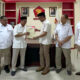 Ketua DPD Gerindra Gorontalo Elnino H. Mohie saat menyerahkan rekomendasi kepada Amran Mustapa/Hibata.id