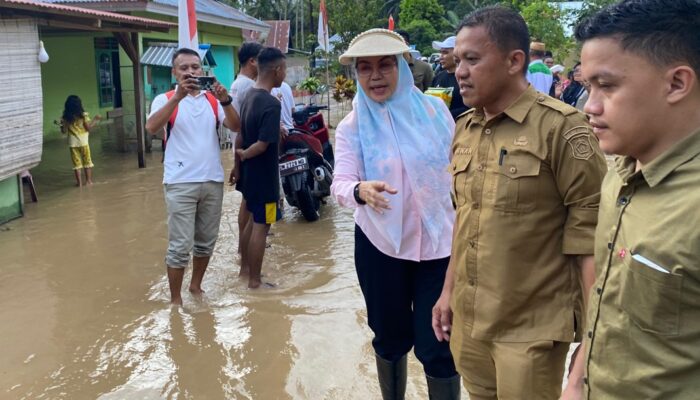 Bupati Merlan Pastikan Penanganan Banjir dan Bantuan Warga Berjalan Lancar